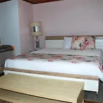 Superb Bruzende Village *